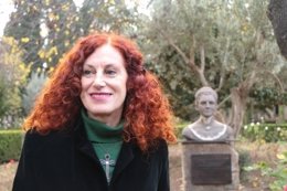 La escultora Catalina Sureda junto al busto