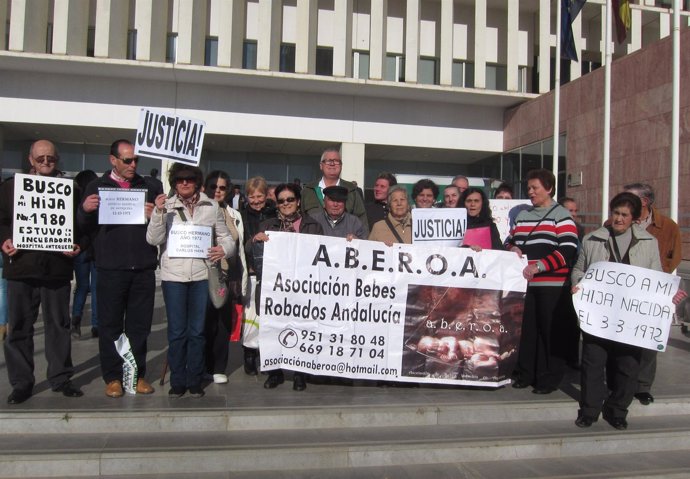 Familiares de bebés robados en Málaga