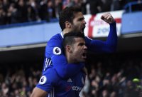 Diego Costa mantiene líder al Chelsea y el United supera al Tottenham