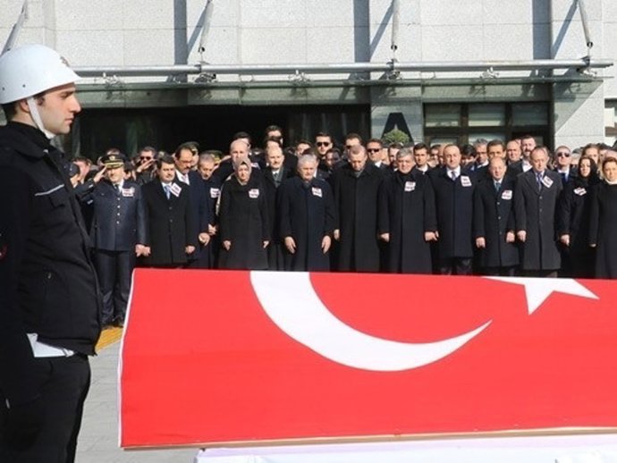 Erdogan y otras autoridades asisten al funeral por los policías fallecidos
