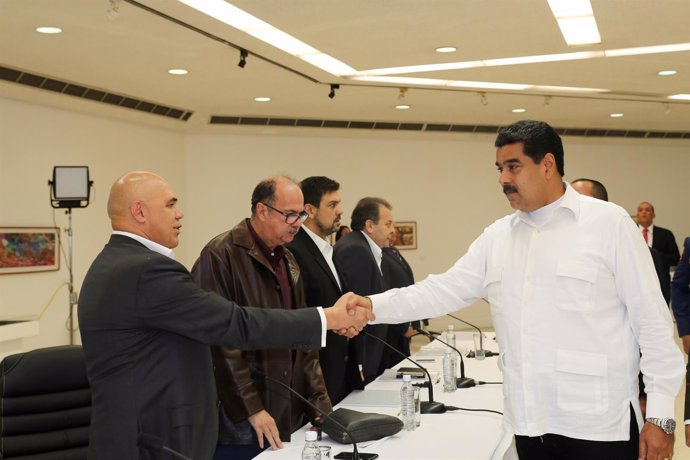 Nicolás Maduro y el dirigente opositor 'Chúo' Torrealba