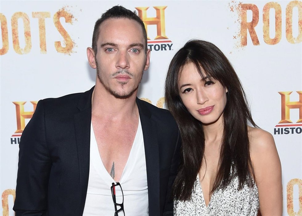 Jonathan Rhys Meyers y Mara Lane/ Getty