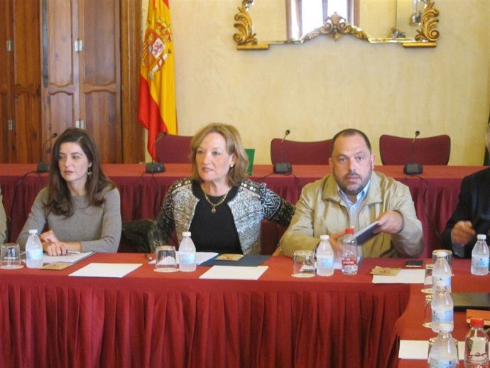 En el centro, la consejera de Agricultura de la Junta, Carmen Ortiz