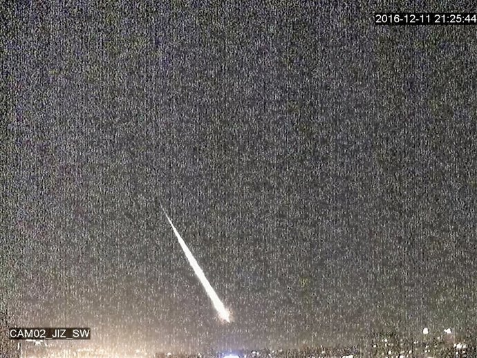 Imagen compuesta del vídeo del bólido SPMN111216 obtenido desde Madrid 