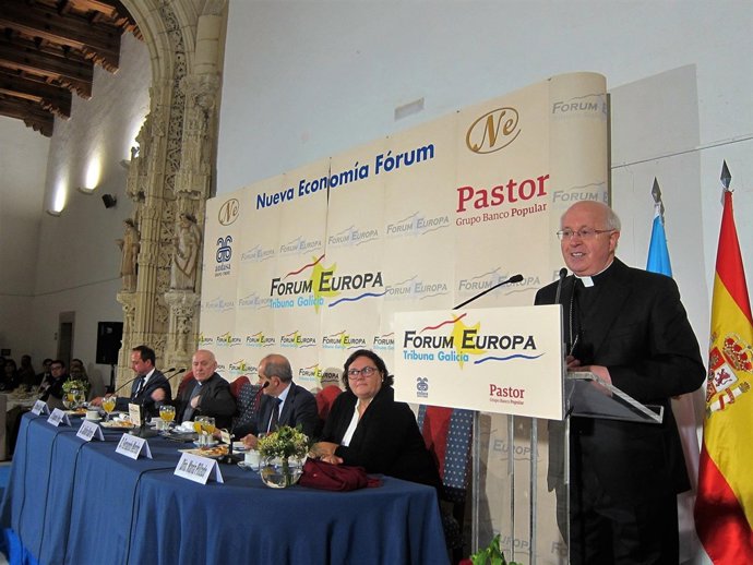 El arzobispo de Santiago, Julián Barrio, en un desayuno informativo