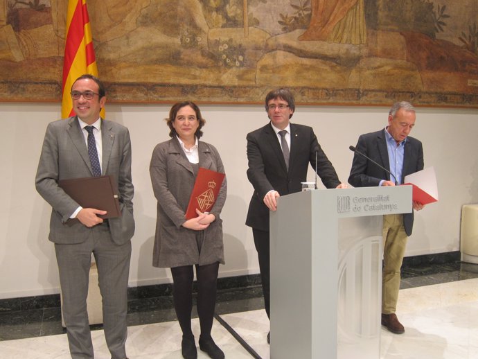 Josep Rull, Ada Colau, Carles Puigdemont y Antoni Poveda