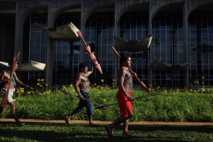 Un grupo de indígenas protestan por sus tierras en el Amazonas, Brasil. 