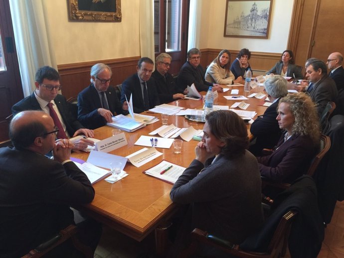 Ada Colau, Jesús María Barrientos y Carles Mundó en la comisión de desahucios