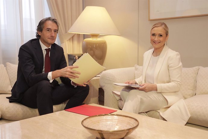 CIFUENTES SE REÚNE CON EL MINISTRO DE FOMENTO PARA ABORDAR CUESTIONES DE INTERÉS