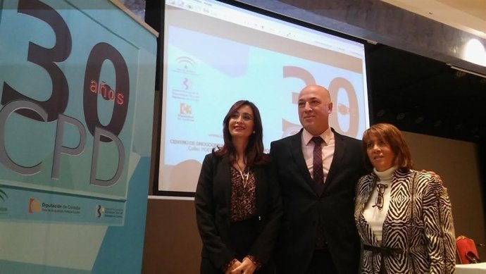 Ruiz, Gálvez (dcha.) y Cañete, durante la inauguración del acto