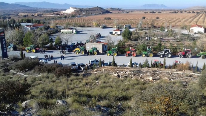 Tractores en su camino hacia Cúllar.