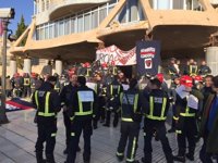 Un centenar de bomberos se manifiesta en la Asamblea ante la "falta" de efectivos en los parques regionales