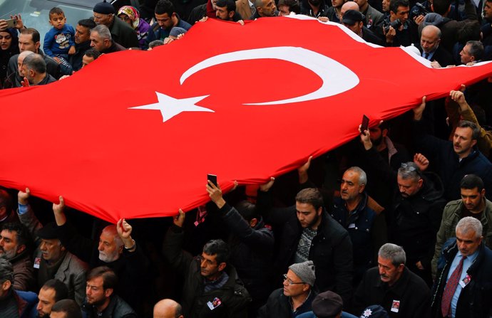 Funeral en homenaje a uno de los policías muertos en Estambul