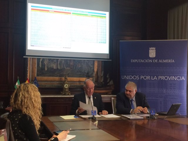 Gabriel Amat y Manuel Alías presentan los presupuestos de la Diputación de 2017.