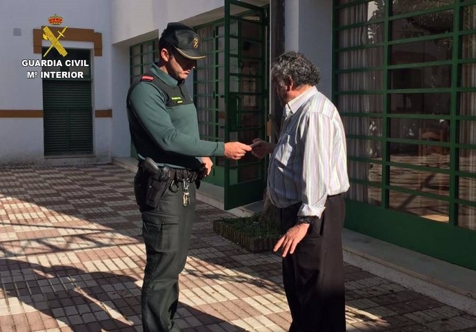 Entrega de los décimos de Lotería robados