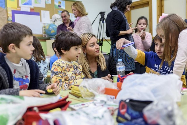 La diputada María López Asensio ha compartido el taller con los escolares.