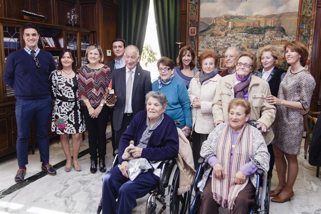 Un grupo de usuarias de la Residencia Asistida visitan la Diputación.