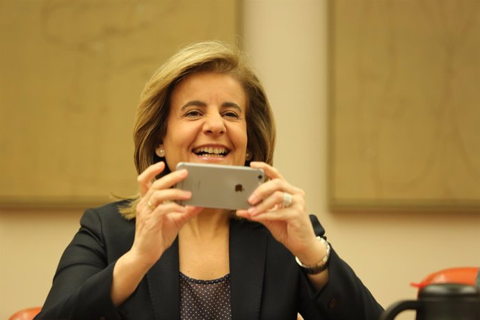 La ministra Fátima Báñez hace una foto en la Comisión de Empleo del Congreso