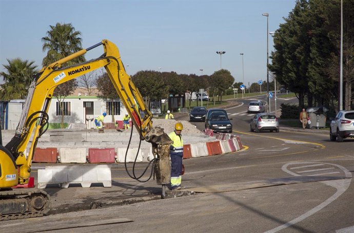 Obras de la nueva rotonda en el cruce Alday-Cros 