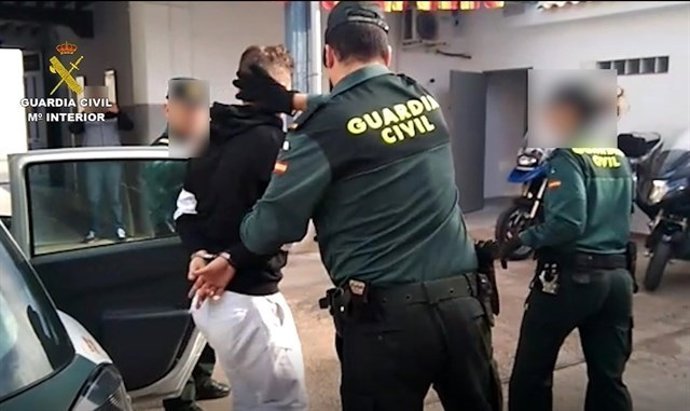 El joven en el momento de su detención