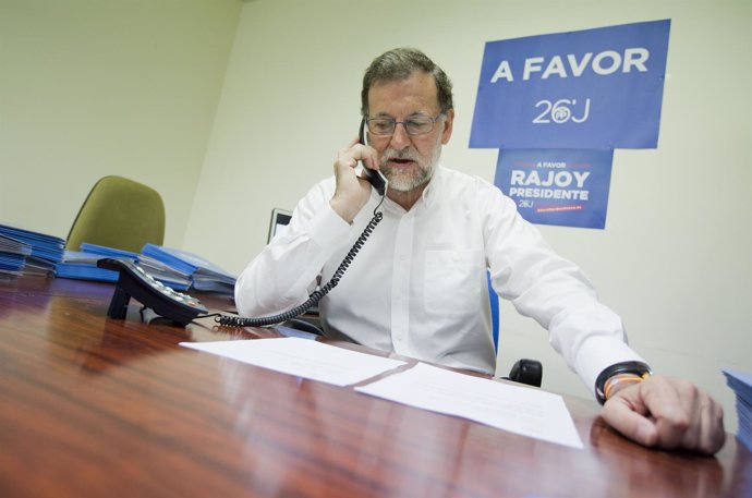 Mariano Rajoy hablando por teléfono