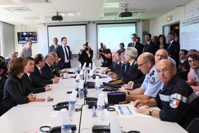 Hollande, Valls y Cazeneuve durante una reunión de emergencia en Niza