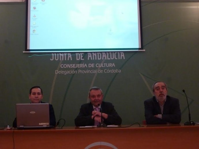 Alcalde (centro), durante la inauguración del encuentro