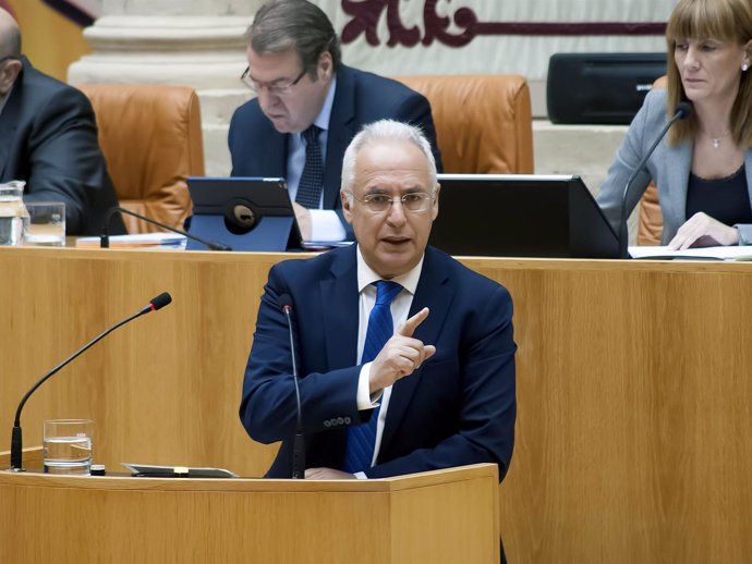 Ceniceros responde preguntas en el Parlamento de La Rioja