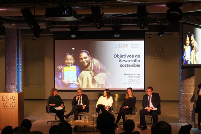 Paloma Durán, Directora del Fondo ODS y Giovanni di Plácido, Director de Estrate