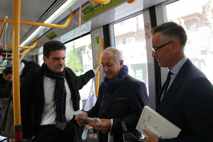 Imagen de la presentación de las perchas publicitarias de Cruz Roja