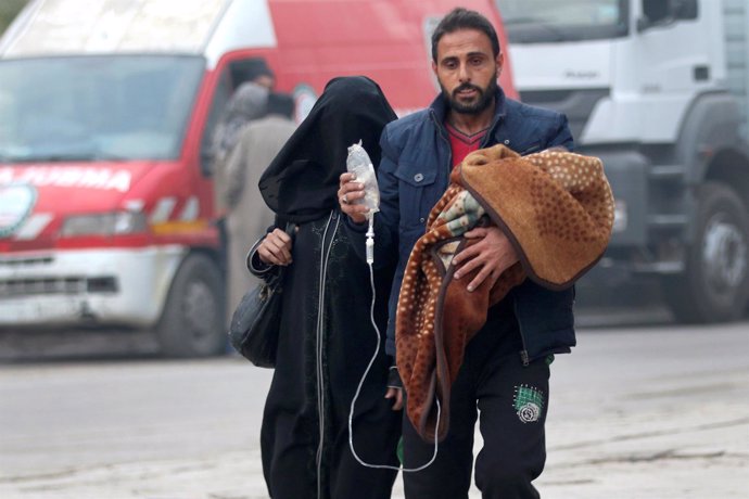 Un hombre huye con su familia al interior del este de Alepo