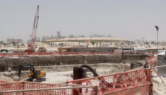 Construcción de una carretera en la capital de Qatar, Doha