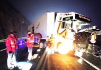 Herido grave tras chocar contra un camión frigorífico en Bera