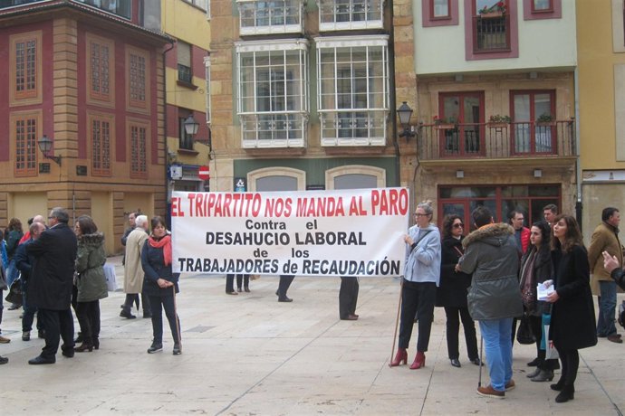 Trabajadores de Recaudación protestan ante el Ayuntamiento de Oviedo
