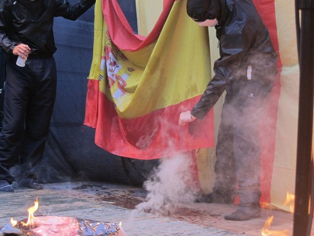 Arde Foto Del Rey Y Bandera Española Por La Diada En Barcelona