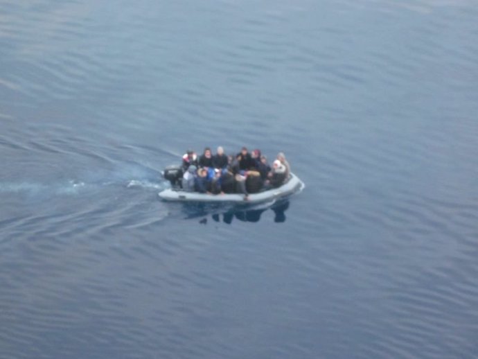 Patera rescatada en aguas de Cabo de Gata