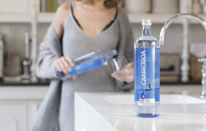 La mala suerte de brindar con agua