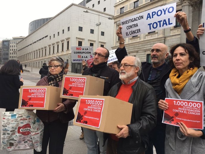 Entrega de firmas para la investigación contra el cáncer