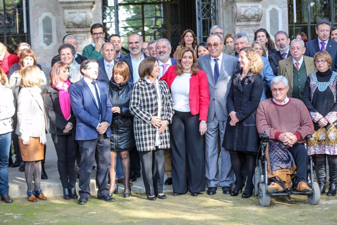 La presidenta de la Junta, Susana Díaz, con colectivos vinculados a dependencia