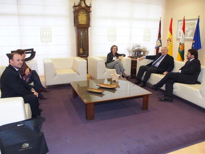 Imagen de la recepción de Gamarra al embajador chileno         