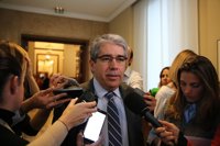 Homs censura la quema de fotos del Rey pero ve "desproporcionado" que acabe en la justicia