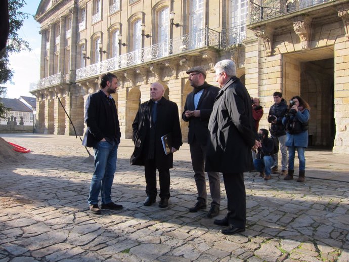 Martiño Noriega y Xulio Ferreiro con el deán de la Catedral de Santiago 