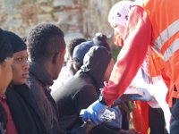 Once inmigrantes llegan a Ceuta en una embarcación