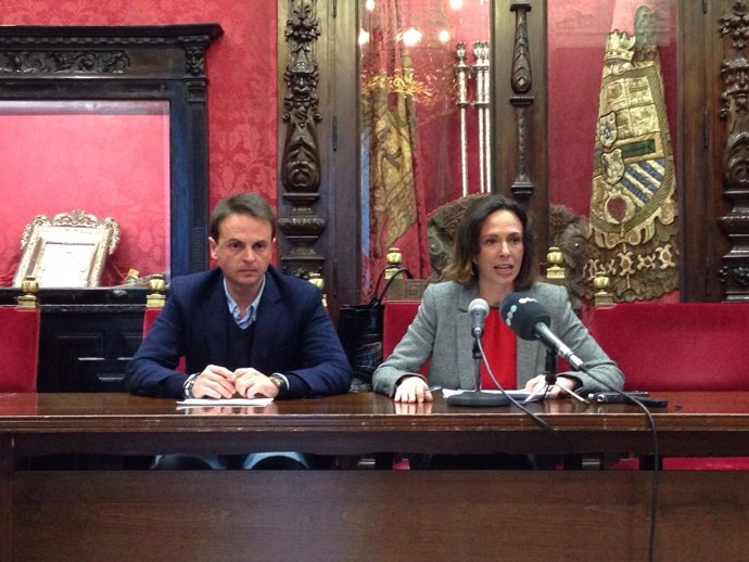 Juan Antonio Fuentes y Rocío Díaz en el Ayuntamiento de Granada