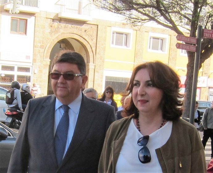 Los exalcaldes Lorenzo Sánchez (RRUU) y Eva Corrales (PP) durante el juicio