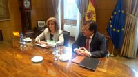 Báñez se compromete con Vara a colaborar en un plan especial de empleo para Extremadura