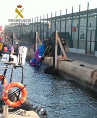 Rescatado un parapentista tras caer al mar en la bahía de Almería