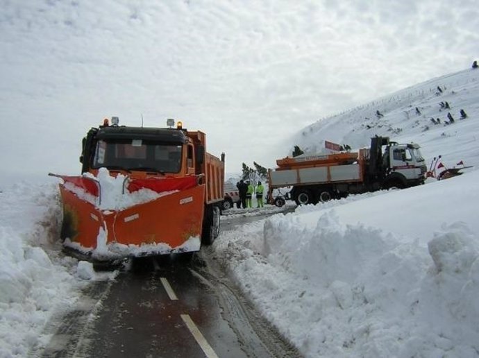 Un quitanieves trabajando