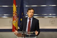 El PP pide a Puigdemont cambiar de actitud y no seguir "arrastrándose" ante la CUP