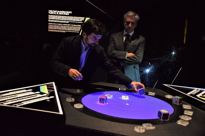 Javier Hidalgo y Ricardo Alfós, interactuando con música reactable.